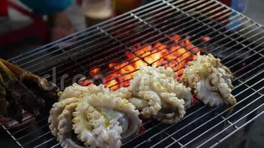晚上在户外街头亚洲市场用烤章鱼做饭。 <strong>烧烤海鲜</strong>.. 4k